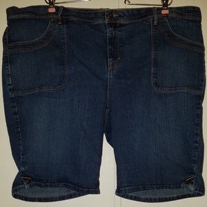 Gloria Vanderbilt slimming effect denim shorts